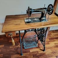 Macchina da cucire d'epoca restaurata e funzionant