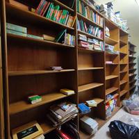 Scaffali in legno. Librerie