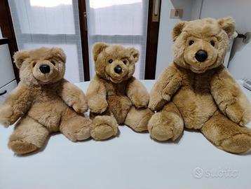 Famiglia di 3 orsi di peluche di grandezze diverse