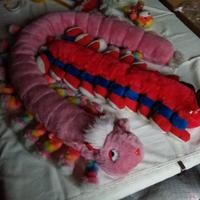 Bruco tante gambe rosa e rosso 