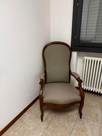 Elegante poltrona in stile Luigi Filippo in noce.