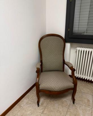 Elegante poltrona in stile Luigi Filippo in noce.