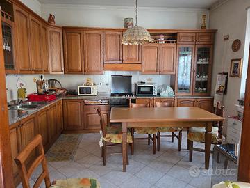 Cucina in legno massiccio noce nazionale, anni 90