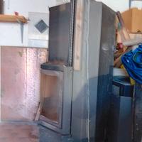 Stufa professionale con camino e tubi cromati