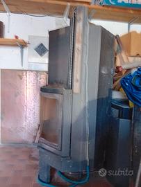 Stufa professionale con camino e tubi cromati