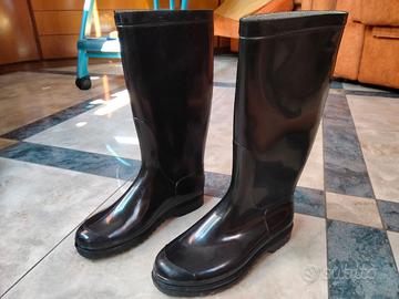 Stivali neri unisex in gomma due paia a 15 euro