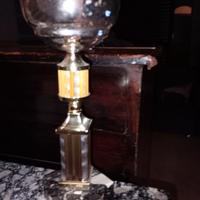 Coppa in metallo con base in marmo