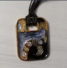 Collana in metallo smaltato. Artigianato.