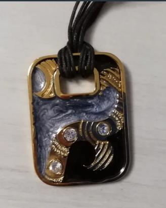 Collana in metallo smaltato. Artigianato.