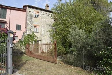 Rustico / Casale di 300 m² con più di 5 locali a A