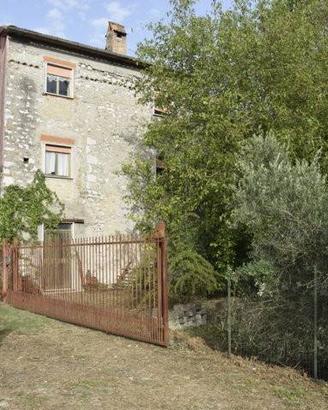 Rustico / Casale di 300 m² con più di 5 locali a A