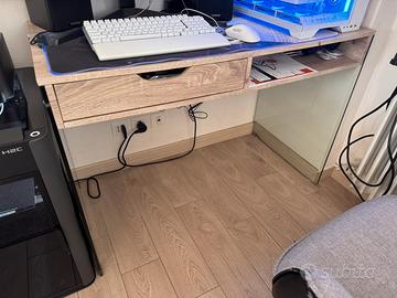 Scrivania e poltrona