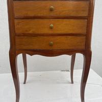 Il Comodino a Tre Cassetti (Stile Transizione)