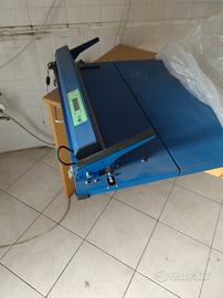 scrivania e sigillatrice