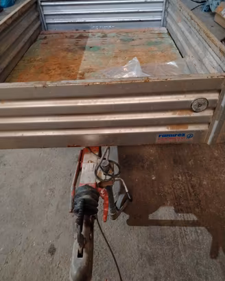 carrello appendice con documenti 