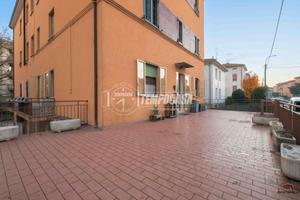 TRILOCALE CON INGRESSO INDIPENDENTE E AMPIO TERRAZ