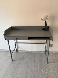 Scrivania Ikea modello Hauga, misure cm 100 x 45