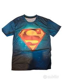 T-shirt superman nuova