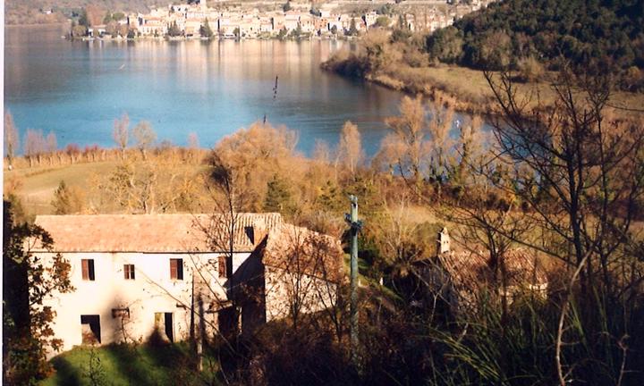Sul Lago di Piediluco due rustici Terreno 7 ettari