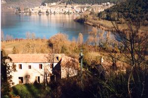 Sul Lago di Piediluco due rustici Terreno 7 ettari