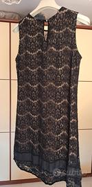 Abito smanicato in pizzo nero.