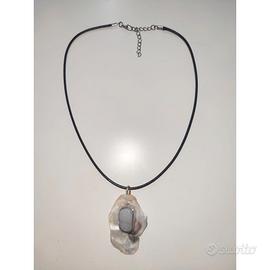 Pendente elegante con madreperla e quarzo bianco 