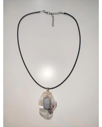 Pendente elegante con madreperla e quarzo bianco 