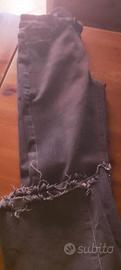 Jeans scuri con fondo strappato