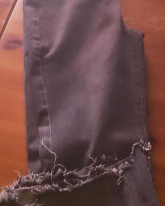 Jeans scuri con fondo strappato