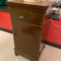 Comodino vintage in legno con cassetto e anta