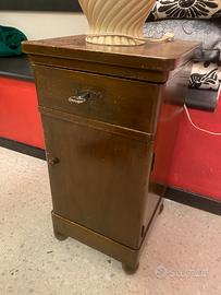 Comodino vintage in legno con cassetto e anta