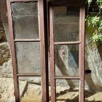 Finestra antica con chiusura a bastone con stipiti