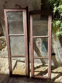 Finestra antica con chiusura a bastone con stipiti