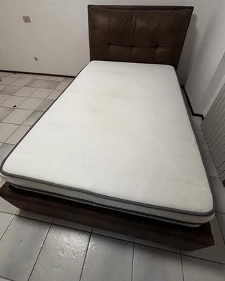 Letto con testiera imbottita