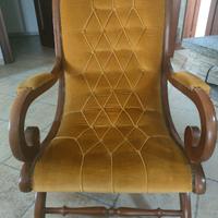 Poltrona in tessuto e legno.