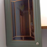 pensile verde con vetro e fiore