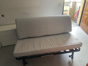 Cameretta e divano letto in buone condizioni