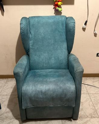 Poltrona telecomandata azzurra