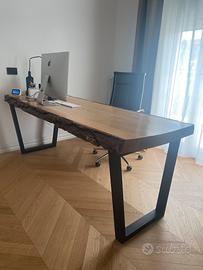 Scrivania in legno industrial e sedia professional