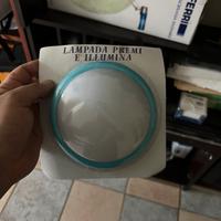 Lampada premi e illumina