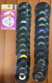 Questo lotto comprende 28 dischi in vinile 45 giri
