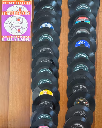 Questo lotto comprende 28 dischi in vinile 45 giri
