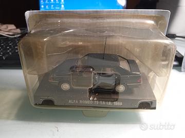 Modellino Alfa Romeo 75 Carabinieri scala 1:43