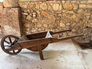 Carriola antica in legno massiccio