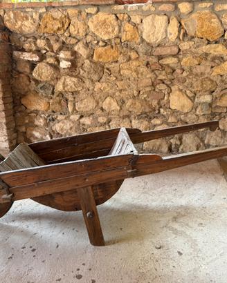 Carriola antica in legno massiccio
