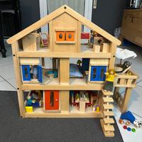 Casa delle bambole gigante