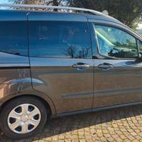 Ford Tourneo Courier neopatentati - vetri oscurati