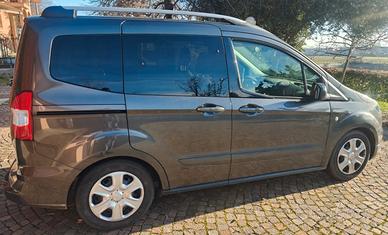 Ford Tourneo Courier neopatentati - vetri oscurati