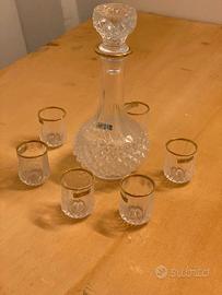 Bottiglia di cristallo con sei bicchierini.