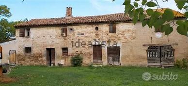 Rudere storico con ampio terreno